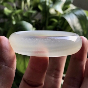 纯天然原色巴西冰飘玉髓女手镯绿底无优化荧光镯子通透冰种玛瑙52