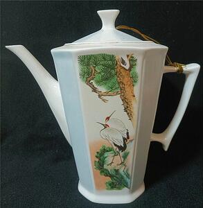 怀旧文革70年代淄博出产八棱瓷松鹤延年老茶壶品相完好陈贻谟设计