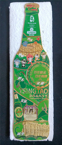 2008年北京奥运青岛啤酒福娃纪念章拼图酒瓶造型徽章全套完整