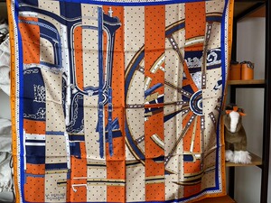 现货 爱马仕/hermes 专柜 橘拼蓝 条纹版柏林马车 90 丝巾 围巾