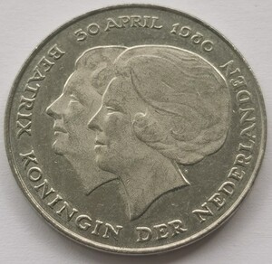 新老女王交替 荷兰1980年2.5盾纪念币 铜镍硬币 25mm 6g