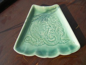 致淳雅居*民俗古玩 龙泉青瓷开片扇形瓷盘 包真包老