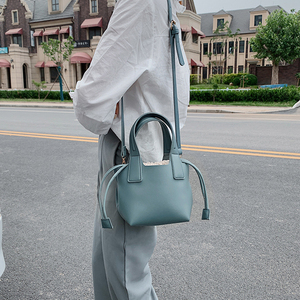 小ck头层牛皮菜篮子包2021春夏新款潮真皮水桶包软皮手提小包包女