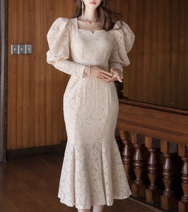 凤潇潇 2021春装新款名媛贵妇气质方领系带收腰泡泡袖蕾丝连衣裙