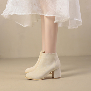 米白色法式高跟短靴秋冬季粗跟圆头瘦瘦靴小个子增高靴子马丁靴女