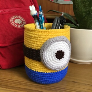 diy手工编织大号小黄人笔筒钩针玩偶情人圣诞生日礼物办公文具