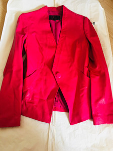 玫红色女款真皮皮衣服全新购于佟二堡，真品保证！包邮售出不退不