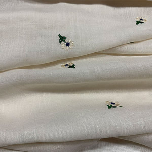 本白色棉麻刺绣布料田园风植物花卉苎麻绣花薄款上衣袍子服装面料