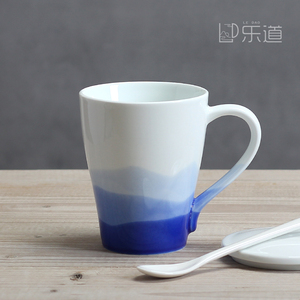 景德镇简约复古陶瓷杯子手绘远山马克杯咖啡茶水早餐牛奶杯带盖勺