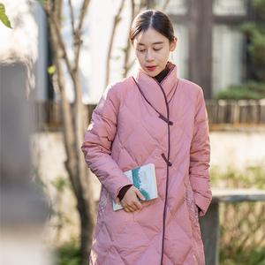 汀素2022年冬季中长款加厚羽绒服女复古文艺立领刺绣粉色加厚过膝