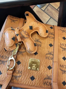 适用m-mcm爆款棕色小狗挂件波士顿双肩包女包pu可爱的百搭钥匙扣