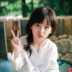 抖音网红裴佳欣海报漂亮女宝宝小萝莉写真婴儿照胎教宝宝贴画制作