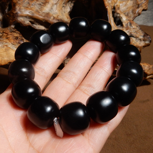 方言方言收藏级新疆墨玉河产一级细漆黑如墨墨玉籽料16mm手链子a