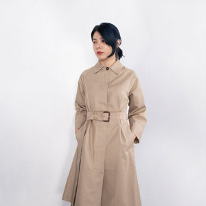 后背风琴风衣女