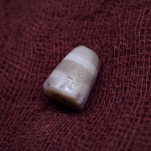 西藏千年至纯天珠 灰色两眼段 皮壳包浆熟美 风化纹细腻 断珠好价