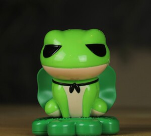 创意旅行的青蛙公仔太阳能摇头娃娃摆件,精品汽车内饰可爱蛙儿子