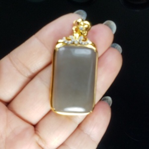 纯天然青海料和田玉18k金镶嵌烟紫色平安无事牌方牌玉吊坠挂件