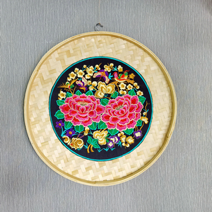 民族风手工圆形竹编簸箕装饰画刺绣孔雀牡丹墙面墙壁挂饰饭店客栈