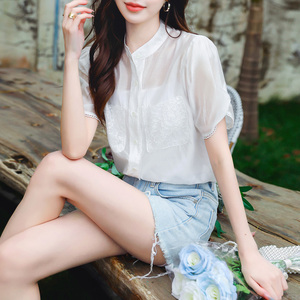 白衬衫女半透明