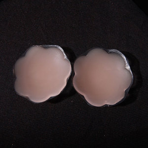工厂直销隐形硅胶梅花乳贴 夏季防凸点胸贴 不用穿内衣贴