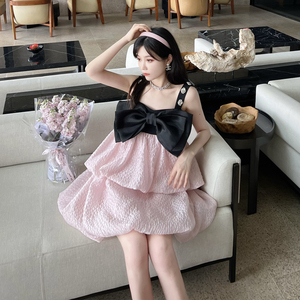 粉色吊带蛋糕裙