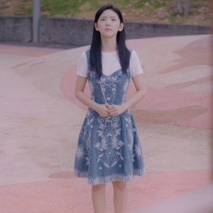 机智的上半场章若楠皇甫淑敏同款衣服女秋白色t恤上衣牛仔连衣裙