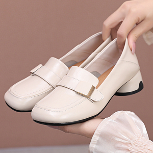 白色时尚皮鞋女