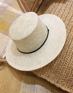 春夏新款剑麻平顶草帽户外防晒旅游遮阳皮带装饰平顶帽沙滩帽