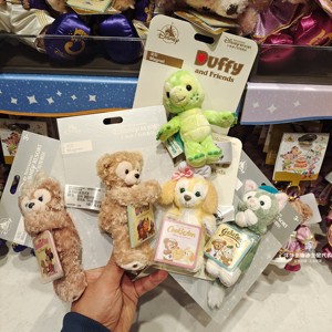 上海迪士尼代购达菲雪莉玫杰拉多尼毛绒玩偶磁贴冰箱贴包包挂饰