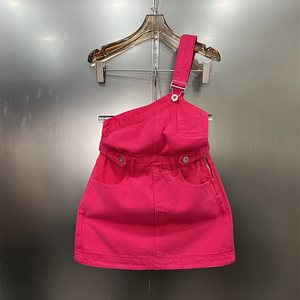 ins超火小众设计感女装夏装个性单肩带连体背带短裙玫红色牛仔裙