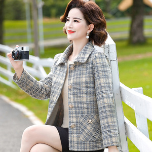 妈妈秋装时尚外套短款中年女装翻领毛呢西装中老年春秋冬格子上衣