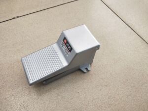 原装jnc气动脚踏开关vf200-08 气动脚踏阀3孔一进2出