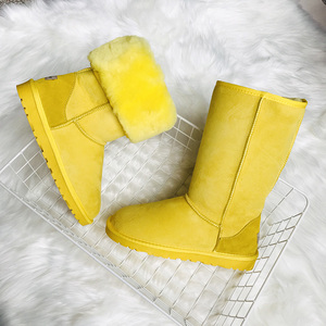 柠檬黄雪地靴女高筒羊皮毛一体鹅黄色平底长靴冬季加厚保暖女棉鞋