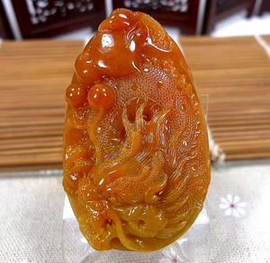 红翡翠吊坠龙