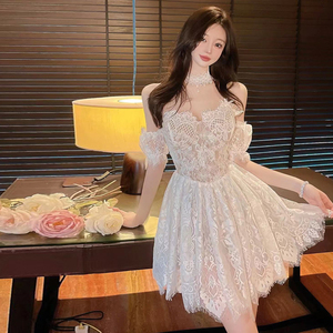 港风高级性感名媛蕾丝抹胸裙设计感收腰显瘦不规则露肩礼服a字裙