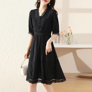 黑色v领连衣裙中长款2024夏季新款韩版时尚休闲宽松气质蕾丝裙子