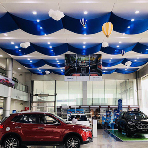 春季美陈创意汽车4s店展厅布置装饰商场美陈吊顶布幔店庆彩带挂饰
