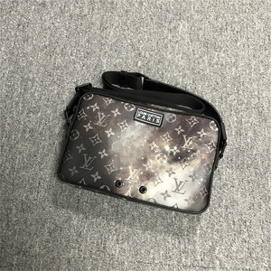 lv斜挎包男星空