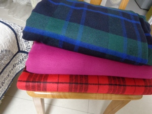 04号羊毛羊绒混纺毯子 一面绒流苏式红格紫玫红和蓝格 办公室盖