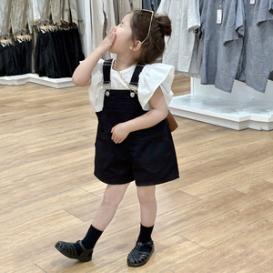 儿童韩版套装2024夏季新款中小女童黑色棉布背带短裤花边上衣套装
