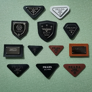 普拉达黑色金属皮革标志贴品牌包包装饰高档立体补丁贴pu徽章挂件