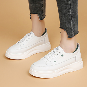 中年妈妈白色真皮板鞋轻软底单皮鞋女式休闲旅游波鞋年轻厚底女鞋