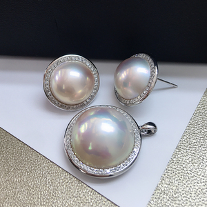 日本18k白金钻石围镶白色镜面炫彩光海水马贝珍珠吊坠耳钉套装