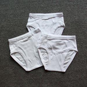 男童白色三角内裤