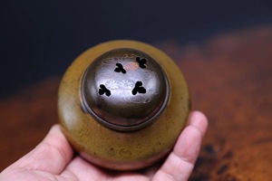 日本明治时代金工铜香炉《黄铜造嵌银,水波荷叶纹三足铜香炉》