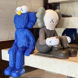 潮玩芝麻街kawsxx公仔坐姿考斯玩偶长沙限定客厅电视柜台桌摆件