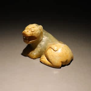 汉代圆雕青玉卧熊 战汉玉器 高古玉 老玉 和田玉 老金银器 馆藏