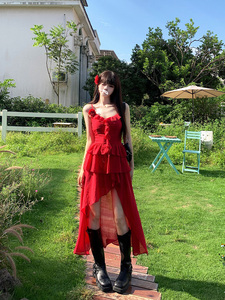 纯欲性感红色不规则吊带连衣裙女夏季新款辣妹气质度假风海边长裙