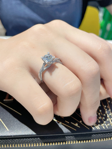 豪华交叉错臂扭臂四爪钻戒18k金戒指 莫桑石钻戒女 宝石火彩闪耀