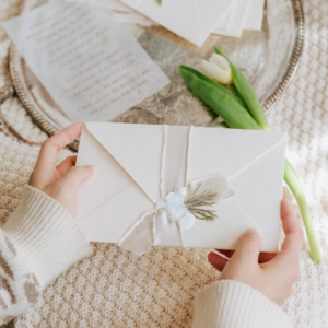 原创新品米色唯美草木纤维质感信封拍照道具婚礼请柬可用复古文艺